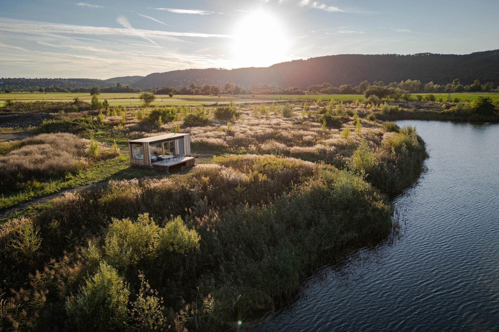 Letecký pohled na chatu Nirvána od BAYAYA v přírodě u vody v areálu Jezero.ooo kousek od Prahy